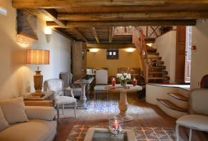 ein Wohnzimmer mit einem Sofa und einem Tisch in der Unterkunft Archontiko Chioti in Leonidi