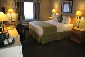 Postel nebo postele na pokoji v ubytování Travelodge by Wyndham Fort McMurray