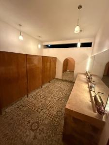 a bathroom with a sink and a tile floor at Finca los ciervos in Apan