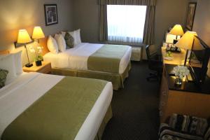 Postel nebo postele na pokoji v ubytování Travelodge by Wyndham Fort McMurray