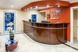 a lobby with a reception desk in a building at Rodeway Inn San Diego Near SDSU in San Diego +15 photos
