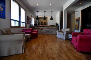 a living room with pink furniture and a fireplace at Riotel Perce in Perce