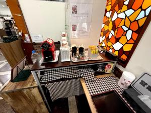 a dressing room with a table and a mirror at アーバンホテル森下 in Tokyo