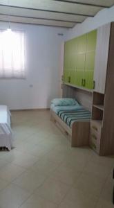 マテーラにあるCasa Vacanze Da Giusyのベッドルーム(ベッド1台、緑のキャビネット付)