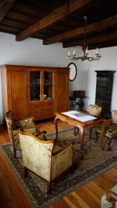 a living room with a table and chairs at Antik Porta-Hangulatos parasztház kerttel,borospincével és infraszaunával in Szakony