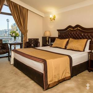 ein Schlafzimmer mit einem großen Bett und einem großen Fenster in der Unterkunft Grandwork Hotel in Dikmen