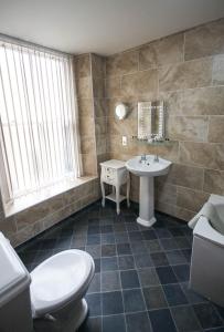 Koupelna v ubytování Ty Dre Town House + 52 fotografií