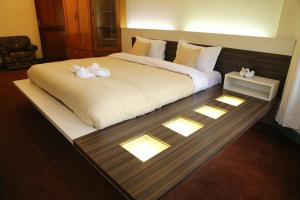 - une chambre avec un grand lit éclairé dans l'établissement Bed and Breakfast Thamel, à Katmandou