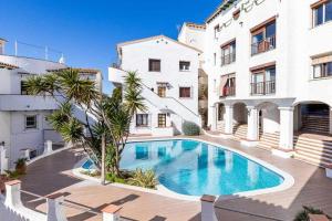 a swimming pool in the middle of a building at Apartamento en acantilado con wifi y aire acondicionado in Sitges