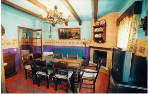 uma sala de jantar com uma mesa e uma lareira em Marqueño Turismo Rural em Vianos