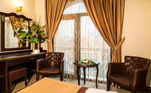 ein Zimmer mit Schreibtisch, Stühlen und Fenster in der Unterkunft Grandwork Hotel in Dikmen