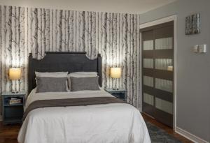 a bedroom with a large bed and two lamps at Mountain Side Studio at The Blue Mountains in Blue Mountains