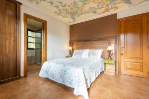 a bedroom with a bed with a floral ceiling at Conjunto Hotelero La Pasera in Soto de Cangas +95 photos