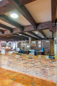 a brick wall in the middle of a room at Conjunto Hotelero La Pasera in Soto de Cangas