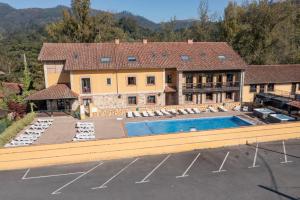 an aerial view of a house with a swimming pool at Conjunto Hotelero La Pasera in Soto de Cangas