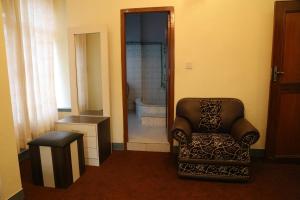 una camera con sedia e vasca in bagno di Bed and Breakfast Thamel a Kathmandu