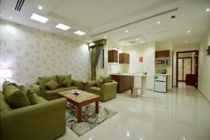 ein Wohnzimmer mit Sofa und Tisch in der Unterkunft ابات للشقق المخدومة ABAT Serviced Apartment in Riad