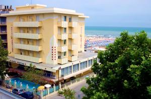 un hotel con vista sulla spiaggia di Hotel Artide a Rimini