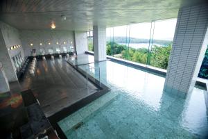Habitación grande con piscina en un edificio en Abashiri Kanko Hotel, en Abashiri