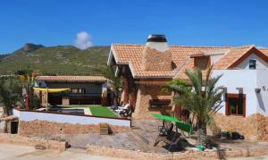 ein Haus mit Swimmingpool in der Unterkunft Villa Cuenca in Yecla