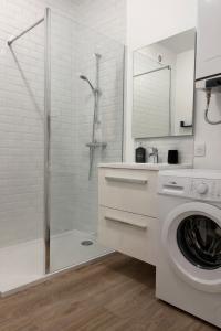 a white bathroom with a washing machine and a shower at Little Wild - Centre Ville in Saverne