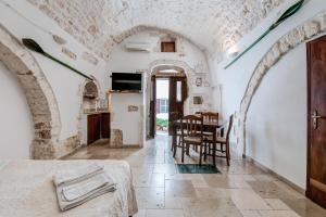 a kitchen and dining room with a table and chairs at White Stone Flats & Studios in Ostuni