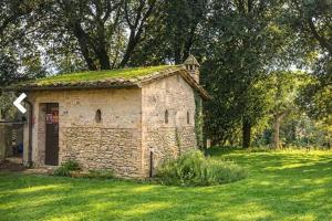 an old stone building with a moss covered roof at La locanda delle pulci in Colombella