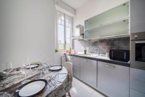 a kitchen with a table with a sink and a microwave at Station 1 min - Monza Center, Milan - Wifi and AC in Monza