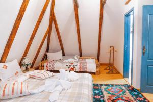 ein Zimmer mit zwei Betten und einer blauen Tür in der Unterkunft Casa Grosu in Preluca