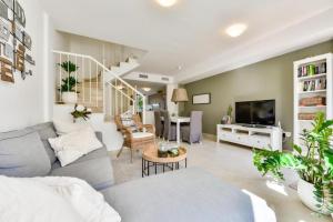 a living room with a couch and a tv at Bungalow Montesol con Vistas al Mar y Montaña in Calpe