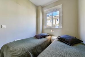 two beds sitting next to each other in a bedroom at Bungalow Montesol con Vistas al Mar y Montaña in Calpe +43 photos