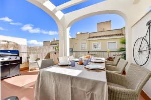 a dining room with a table and chairs on a patio at Bungalow Montesol con Vistas al Mar y Montaña in Calpe