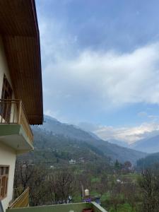 a view of a mountain from a balcony of a building at Walking Trails Homestay in Baragrān