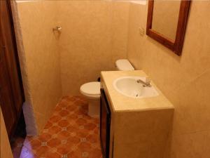a bathroom with a sink and a toilet at Boutique Hotel Maharaja in Granada