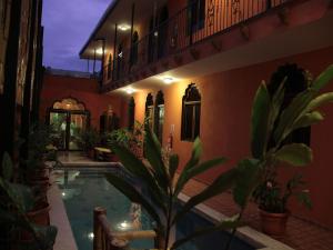 um pátio com uma piscina numa casa em Boutique Hotel Maharaja em Granada