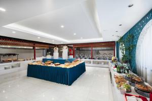 a buffet line with food on display in a restaurant at 济南璞秀酒店-山东师范大学千佛山店Cultural Experience Hotel in Jinan