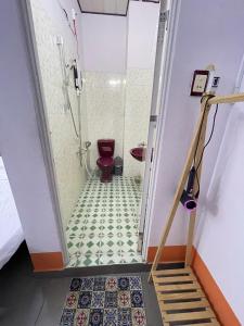 a bathroom with a shower and a toilet at Hotel Thúy Hằng Núi Sam Châu Đốc in áº¤p VÄ©nh ÃÃ´ng