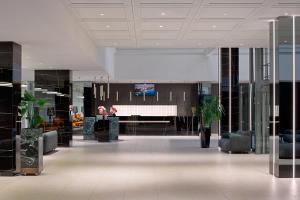eine große Lobby mit einem Klavier in einem Gebäude in der Unterkunft Hotel Olympia in Vodice + 90 Fotos