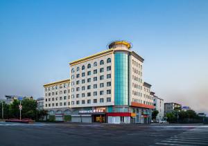 a large white building with a gold dome on top at 济南璞秀酒店-山东师范大学千佛山店Cultural Experience Hotel in Jinan