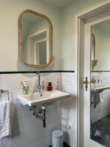 a bathroom with two sinks and a mirror at Heidenest in Soltau