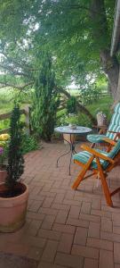a patio with a table and chairs on a patio at Heidenest in Soltau
