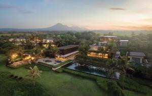z góry widok na dom z basenem w obiekcie Soori Bali w mieście Tabanan