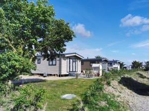 a house on the beach with a yard at Ostseeferienpark Walkyrien in Schashagen
