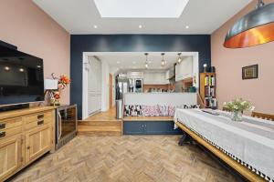 a large room with a bed and a kitchen at Finest Retreats - Twickers Townhouse in Whitton
