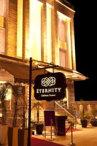 Hotel Eternity tesisinde sergilenen bir sertifika, ödül, işaret veya başka bir belge