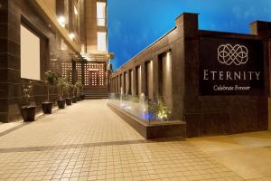 ニューデリーにあるHotel Eternityの看板付きの建物