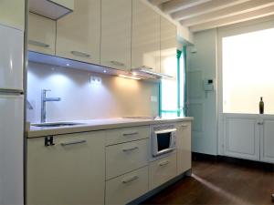 Una cocina o zona de cocina en Laurel Suites Apartments
