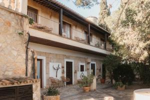 an external view of a house with a balcony at Landhotel Can Davero in Binissalem