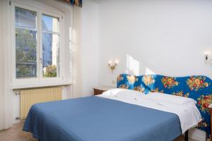 a bedroom with a blue bed and a blue chair at Residence in Villa Giulia in Grado