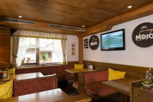 A restaurant or other place to eat at Hotel Chalet Olympia